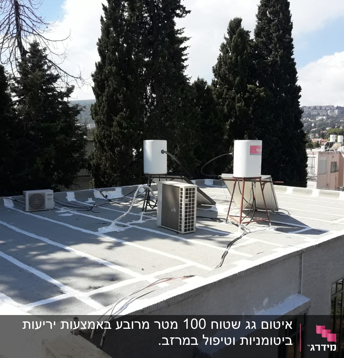 גג אטום עם חומרי איטום לבנים בין לוחות